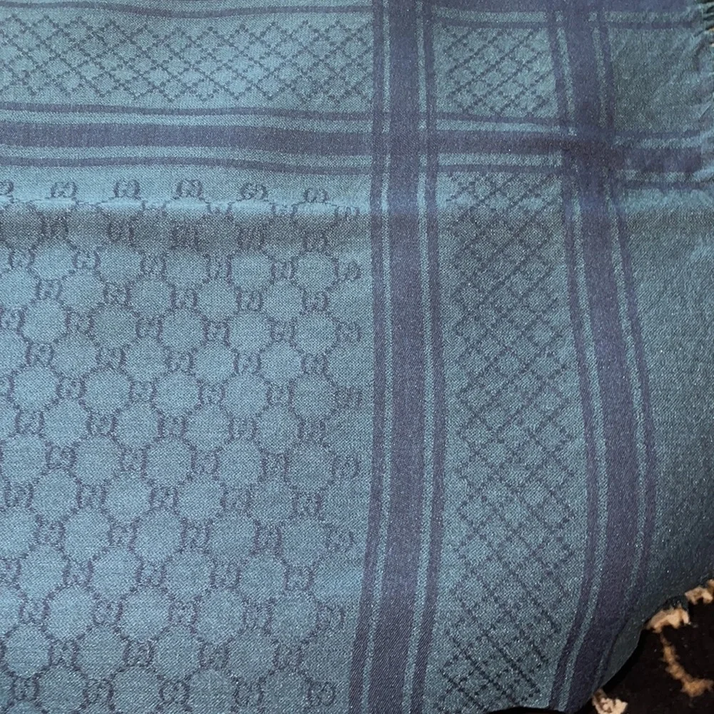 Authentic gucci scarf (unisex)